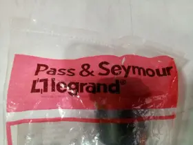 785007469103 LEGRAND Base Rubber Lamp Holder Leads #2