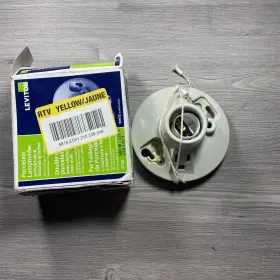078477103098 LEVITON Porcelain Chain Outlet Lampholder