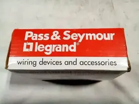272WH6 PASS SEYMOUR LEGRAND Ceiling Light Almondmphldr Kyls