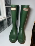 Hunter Original Kids Green Rain Boots Size Youth 6, Womens 7.5 Waterproof Rubber. Fixed Price $80.00.